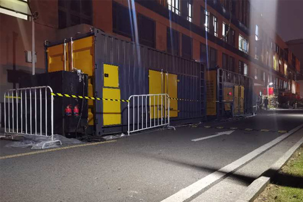 庐江柴油发电机组的输出电压是如何调节的？